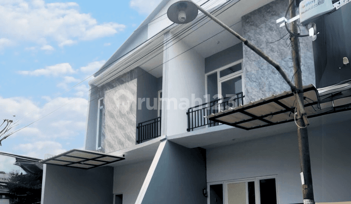 Rumah Kondisi baru 2 lantai 100m dari Jl Majapahit di Menjangan