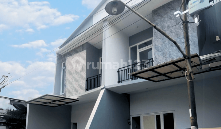 Rumah Kondisi baru 2 lantai 100m dari Jl Majapahit di Menjangan