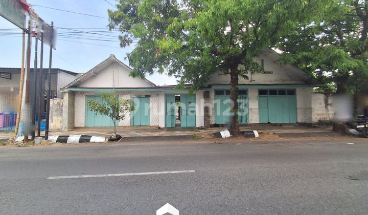 Gudang Usaha Beserta Rumah Pinggir Jalan Raya Mr Iskandar Pati