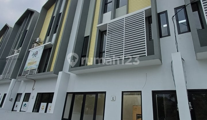 Rumah Usaha di Pinggir Jalan Utama Prima Harapan Regency Bekasi Akses Summarecon Bekasi