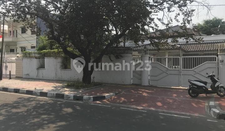 Disewakan Rumah Hadap Danau Sunter 7 Kamar Tidur