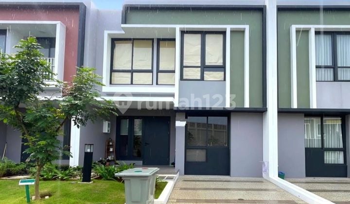 Rumah bagus siap huni di Baroni tenang dan aman depan taman