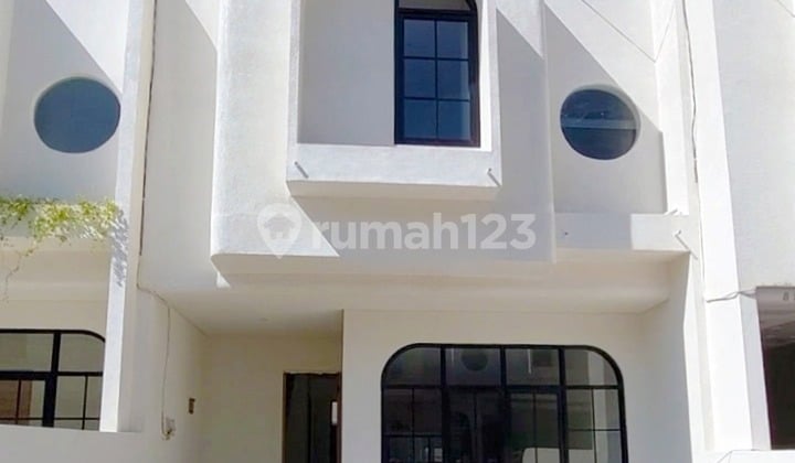 Brand New House Sedap Malam, Renon