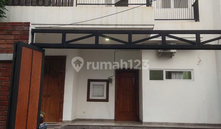 Rumah Mewah 3 Lantai Plus Rooftop di Jagakarsa