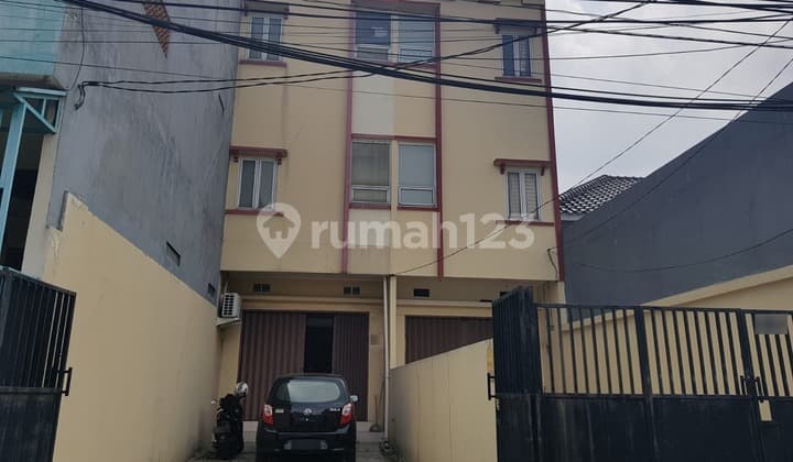 Rumah 3 Lantai Semi Furnish SHM di Harapan Indah