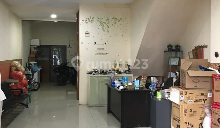 Ruko Siap Pakai Harapan Indah Regency Depan Tempat Untuk Parkir Yang Luas Ruko