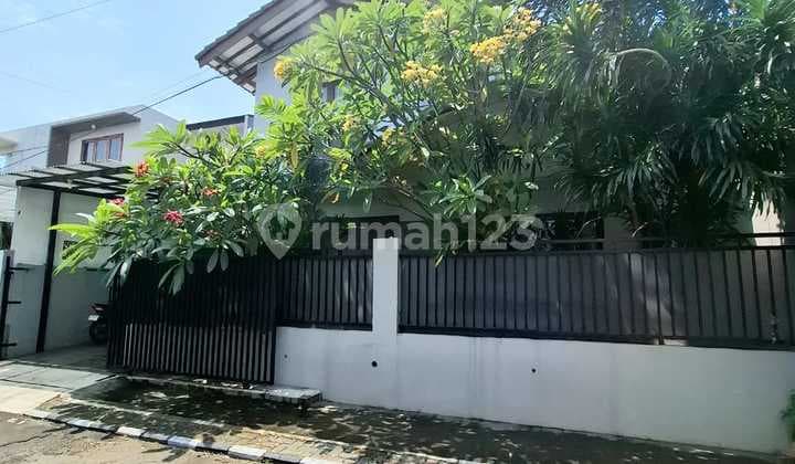 Neat Well-Maintained House Near KRL Bintaro Plaza Station Toll Gate