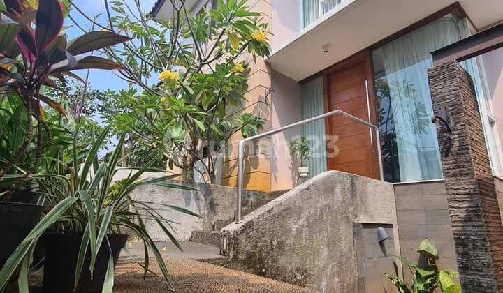 Rumah Bagus Halaman Besar dan Dalam Kompleks Perumahan Keamanan 24 Jam