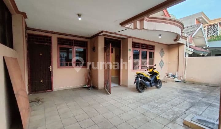 Rumah 1½ lantai cluster mediterania di duta garden