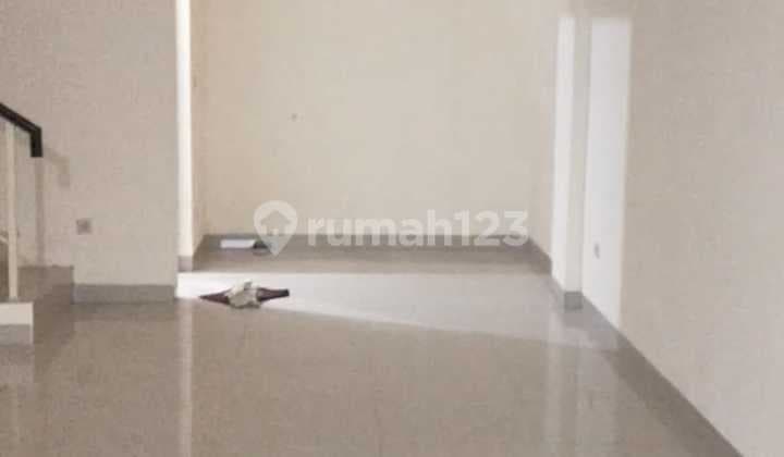 P Fl Disewakan Ruko Hadap Dalam di Green Lake City Ready April