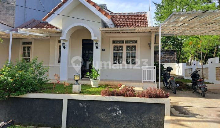Disewakan Rumah Posisi Hoek Taman Luas Samping