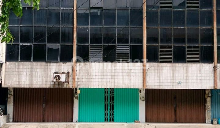 3½ Story Shop House in Dhi Jakut Complex