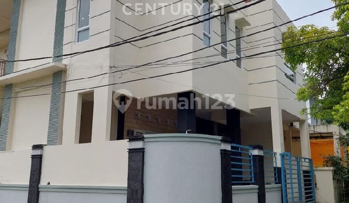Rumah Hoek 9 Kamar Siap Huni Dalam Komplek di Kelapa Gading