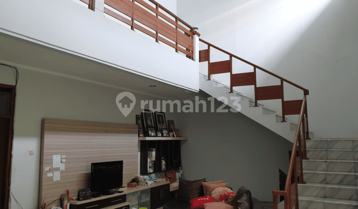 Rumah di Surya Setra, Ada Taman, Dekat Setrasari Plaza