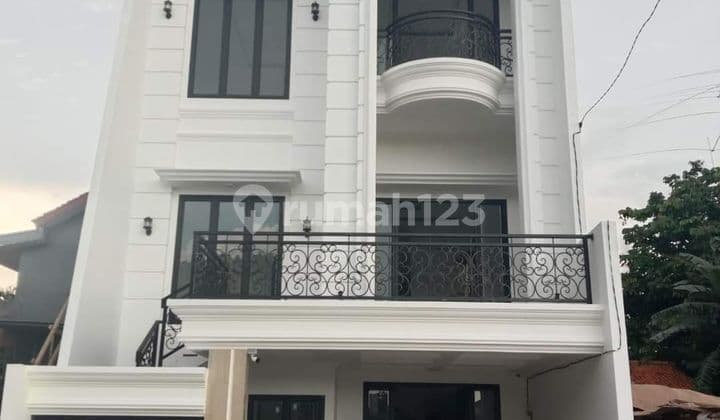 Rumah Mewah 3 Lantai di Greenleaf Jagakarsa