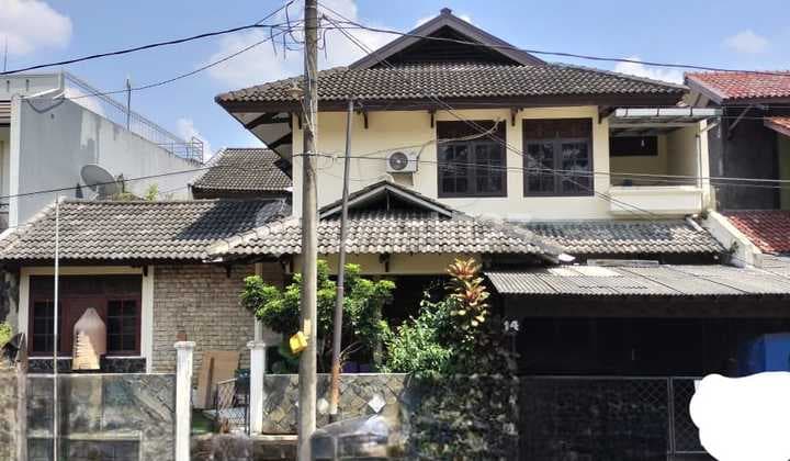 Dijual Rumah 2 Lantai Dalam Komplek Strategis di Pangkalan Jati