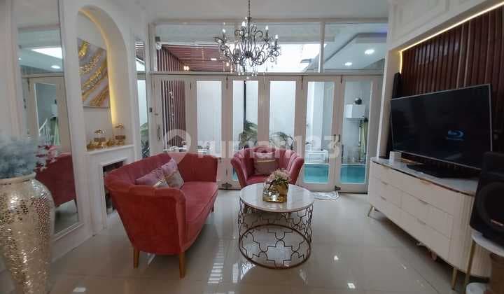 Rumah Bagus Dengan Kolam Renang Strategis di Gandul Dekat Tol