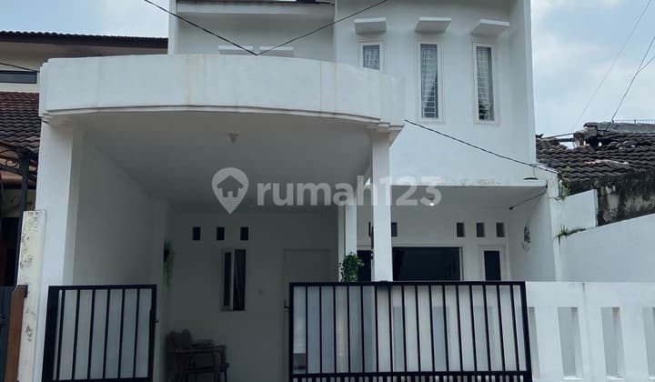 Rumah Asri 2 Lantai Lokasi Strategis Dekat ke MRT Lebak Bulus
