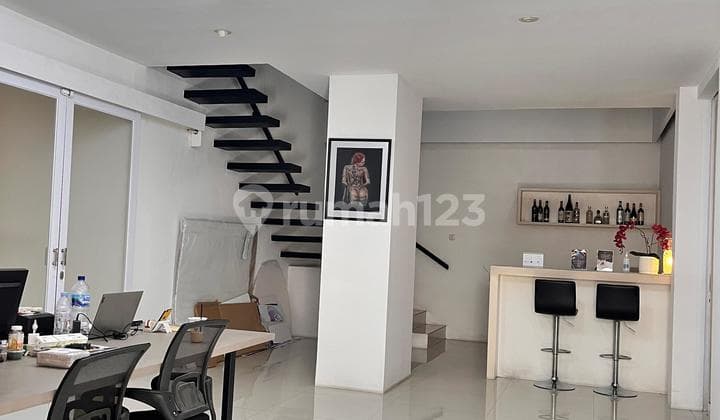 Rumah Dua Setengah Lantai Nyaman Siap Huni di Bintaro Sektor 3