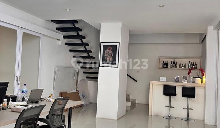 Rumah Dua Setengah Lantai Nyaman Siap Huni di Bintaro Sektor 3