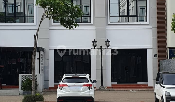 Ruko Sedayu City, Kelapa Gading. Dua Muka, Dua Akses Masuk, Dua Area Parkir Luas. Infrastruktur (Lubang) untuk Lift dan Instalasi AC Sudah Siap. Juga Saluran Air untuk Area Pantry