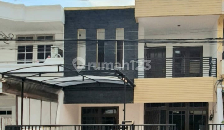 Tersewa. Rumah Rapih Terawat dan Siap Huni di Janur Asri, Kelapa Gading. Lokasi Strategis, Dekat ke Banyak Fasilitas, Termasuk Sekolah2 Bermutu Kelapa Gading.