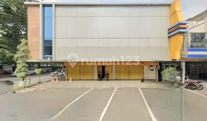 Disewakan: Ruko Gandeng-Hoek di Lokasi Super Strategis di Boulevard Raya. Akses Super Mudah