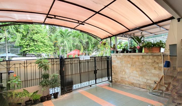 Rumah Tua namun Kokoh Terawat di Cluster Janur Elok Belakang Mahaka / Santika.