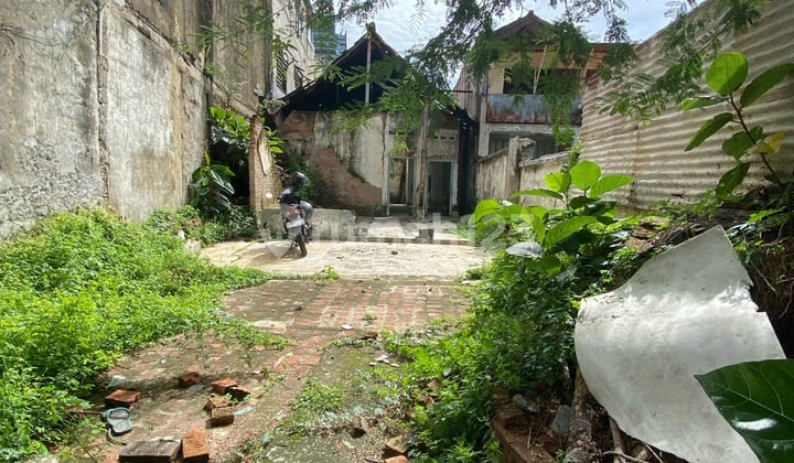 Rumah Tua Hitung Tanah 228m2 Raden Saleh. Harga 5.7 M Nego. Lokasi Dekat Ke Pusat Pemerintahan Monas Istana Bundaran Hi