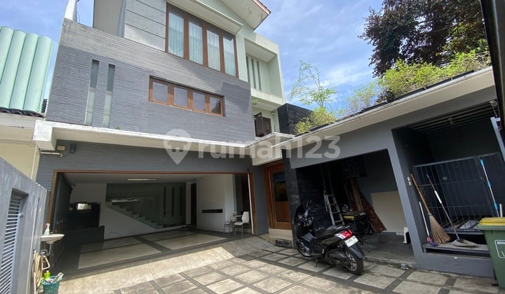 Rumah Dijual, Bangunan 3 Lantai Luas Tanah 210m2, Bangunan 320m2, Strategis Di Rawamangun, Hanya 8.5 M, Jalan Depan Lebar 3 Mobil. Parkir Luas Untuk 4 Mobil. Jual Cepat