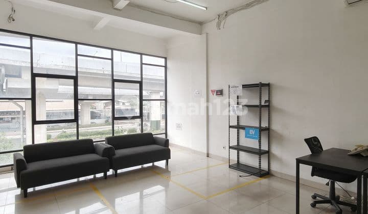 Translated to English: "Warehouse/ Connected Shophouse in Cakung, Ready to Use, with Elevator."