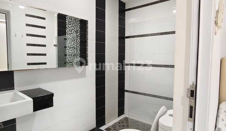 Neat Luxury House with 4 Carport Units in Pasar Baru