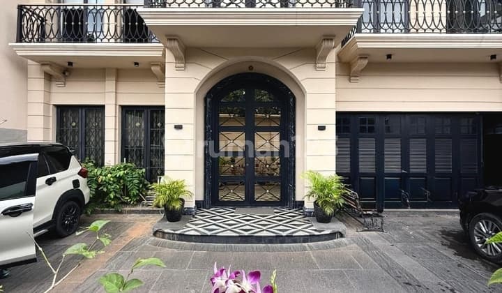 Rumah Mewah Neoclassical French Style Strategis di Cempaka Putih