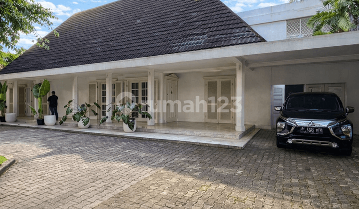 Rumah Mewah Modern Tropis Nuansa Villa di Selong Kebayoran Baru