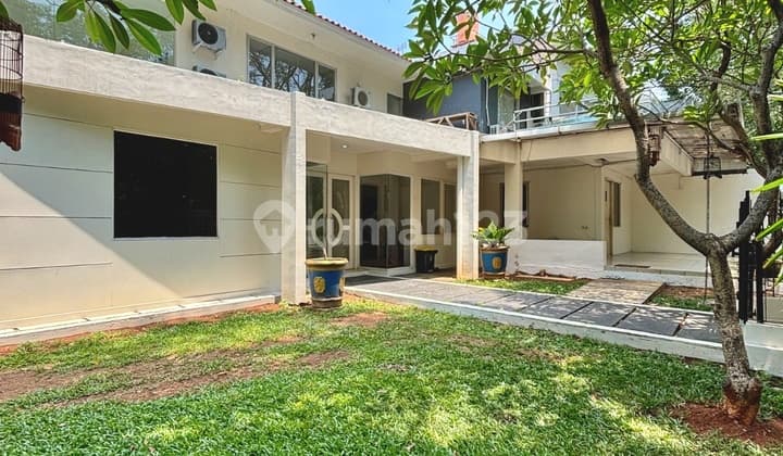 Dijual Rumah Hook Luas Modern Tropical di Senayan Kebayoran Baru