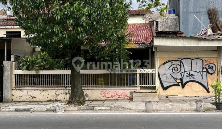 Rumah Hitung Tanah Strategis Pinggir Jalan Raya di Kebayoran Baru