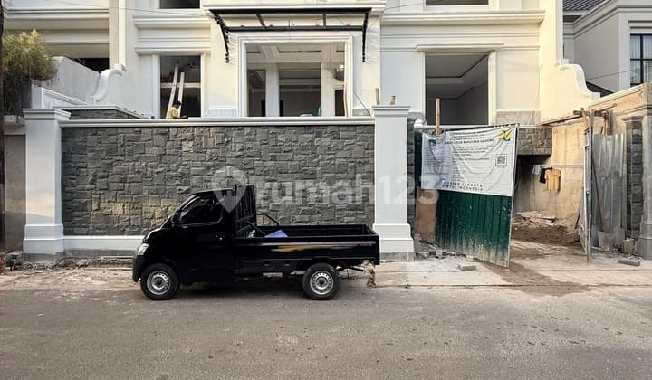 Dijual Rumah Baru American Classic di Senayan Kebayoran Baru