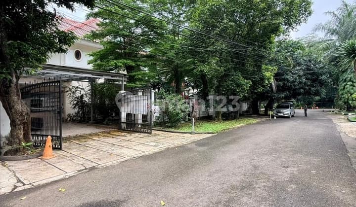 Rumah Tua Luas Hook Hitung Tanah di Prime Area Kebayoran Baru