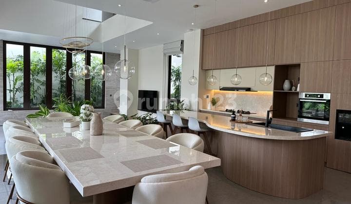 Villa 4 BR Mewah dengan Lift di Seminyak