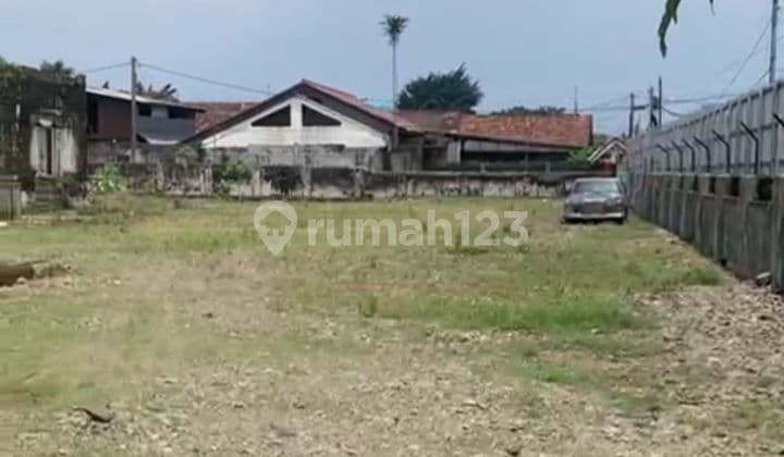 Tanah datar bentuk kotak di pinggir jalan raya