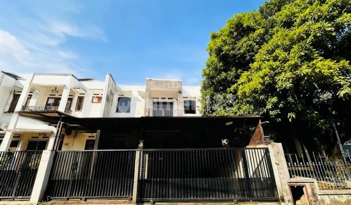 Cheap Sale of a 2-Story House with Carport for 3 Cars Near UIN Jakarta and MRT Lebak Bulus in Cirendeu