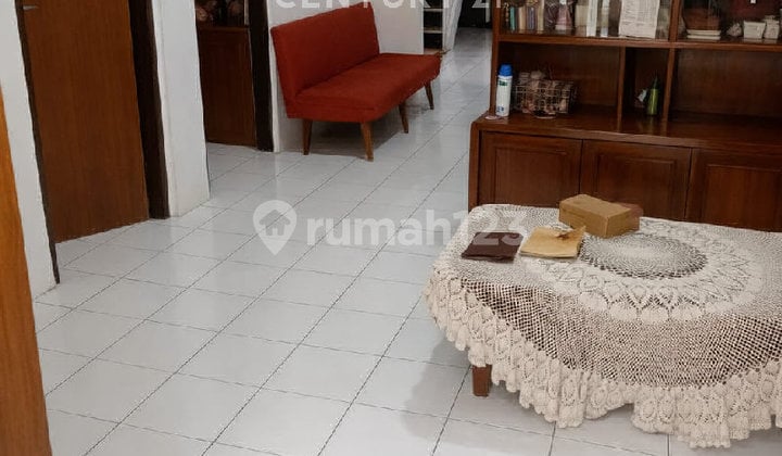 Rumah Tengah Kota, 1,5 Lantai, Ada Rooftop
