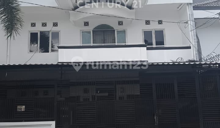 3-Story House in Astana Anyar Wing Near the Market, Ideal for Business
