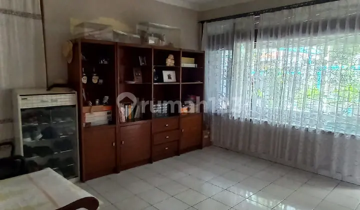 Jual Rumah Besar dan Asri Full Furnished Sayap Pahlawan