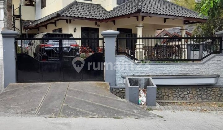 Dijual Rumah Klasik Posisi Hook Cocok di Fungsikan untuk Homestay
