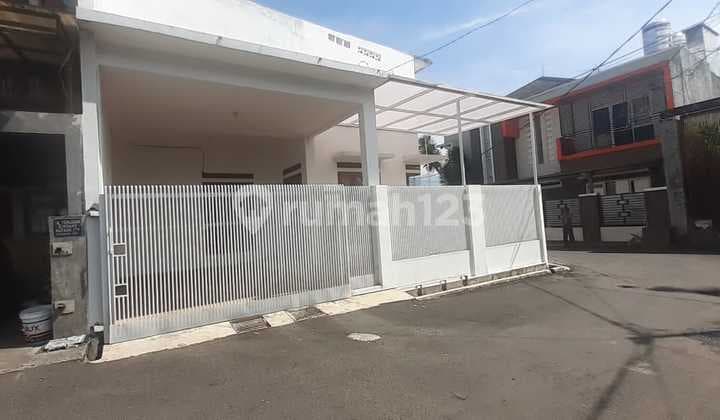 Rumah Cantik Putih Posisi Hook di Sindang Barang Antapani