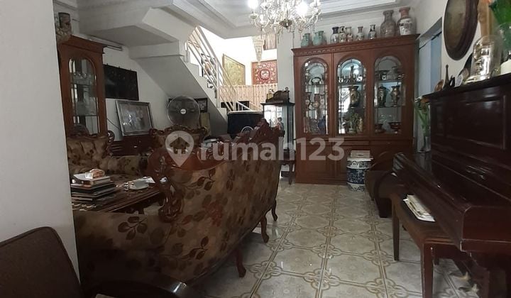 Rumah Minimalis Klasik 2 Lantai Dengan 4 Kamar Tidur