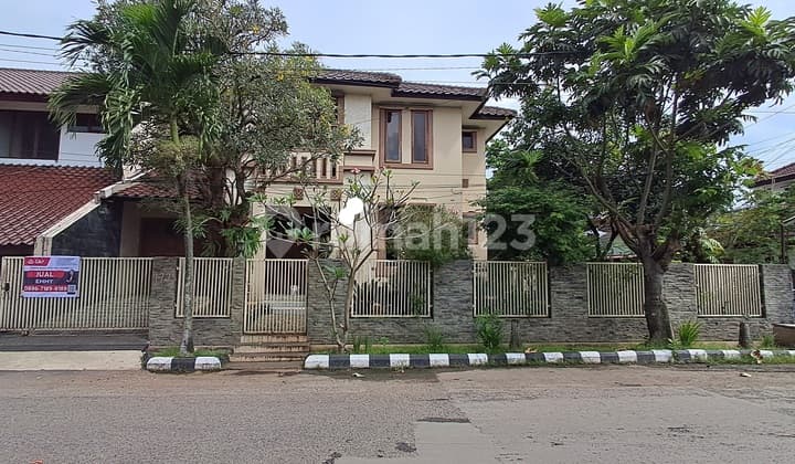 Rumah Megah Asri 2 Lantai dengan 4 Kamar Tidur dengan Lebar Jalan 3 Mobil