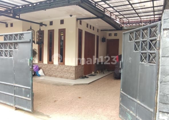 Rumah 1 Lantai Dengan Luas 200m Kamar Tidur 3 Dan Carport 2