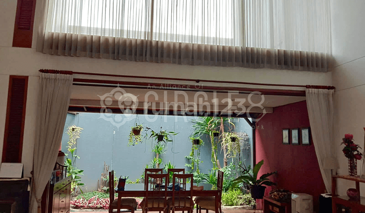 Rumah Mewah di Kawasan Elite Setra Duta Bandung